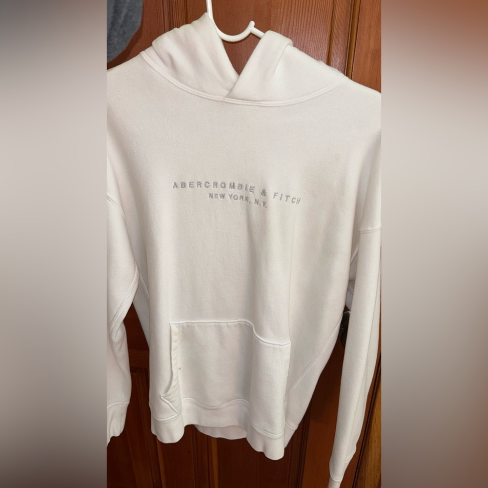Abercrombie & Fitch Men's Cream Crewneck Sweatshirt with Subtle Logo